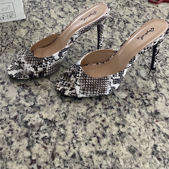 Qupid Jealous Black White Snake Heeled Mules (NEW in BOX) Size 10 - Picture 8 of 11